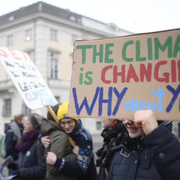 KOALITION - DEMONSTRATION UND MENSCHENKETTE DER KLIMABEWEGUNG FRIDAYS FOR FUTURE VOR DEM BUNDESKANZLERAMT