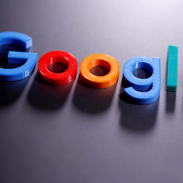 Ein 3D-gedrucktes Google-Logo ist zu sehen.