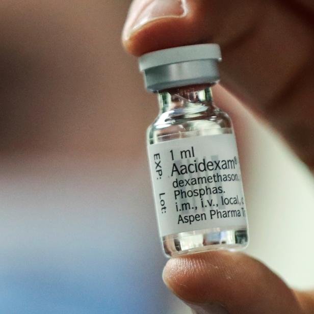 Ein Apotheker zeigt eine Ampulle Dexamethason im Erasme-Krankenhaus inmitten des Ausbruchs der Coronavirus-Krankheit (COVID-19) in Brüssel.