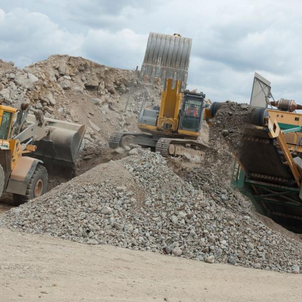 Die mobile Brecheranlage zerkleinert Betontrümmer, um daraus Aufschüttmaterial zu machen