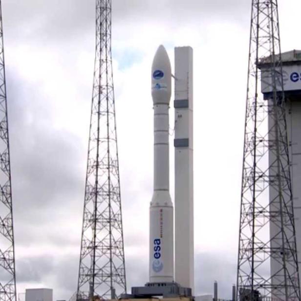 Eine ESA-Rakete steht auf einer Startrampe, umgeben von Wartungstürmen.