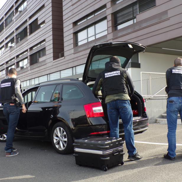 Französische Ermittler während der Aktion gegen EncroChat-Nutzer