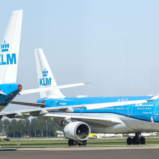 Zwei KLM-Flugzeuge auf dem Flughafen Schiphol
