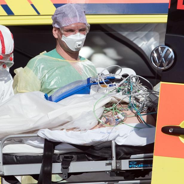 Medizinisches Personal versorgt einen Patienten in einem Krankenwagen.
