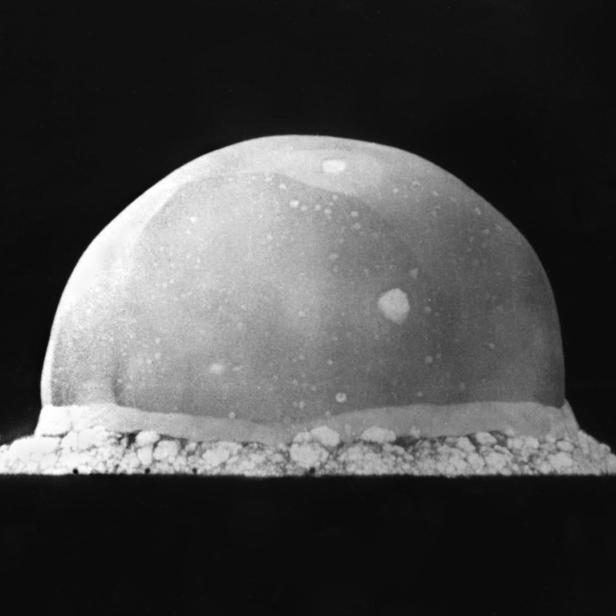 Ein Atompilz vor einem schwarzen Hintergrund.