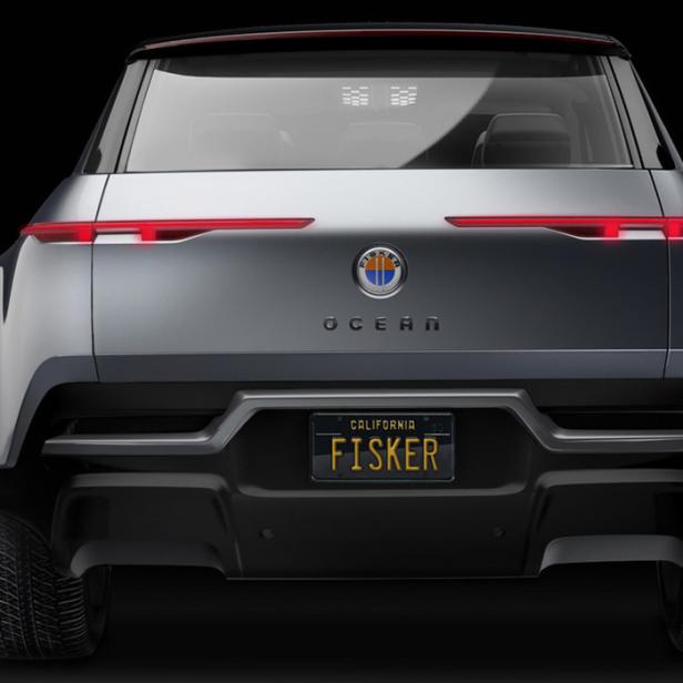 Die Rückansicht eines grauen Fisker Ocean Elektro-SUV mit kalifornischem Nummernschild.