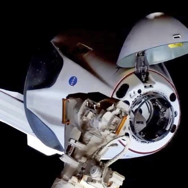 Das Raumschiff SpaceX Demo-2 dockt an der ISS an.