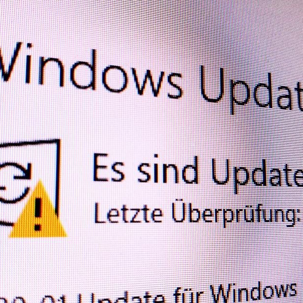 Ein Bildschirm zeigt „Windows Update: Es sind Updates verfügbar“.