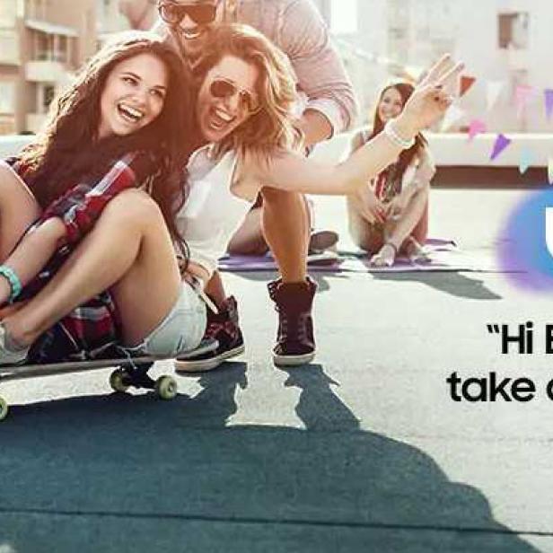 Eine Gruppe junger Leute sitzt auf einem Skateboard und macht ein Selfie mit Bixby.