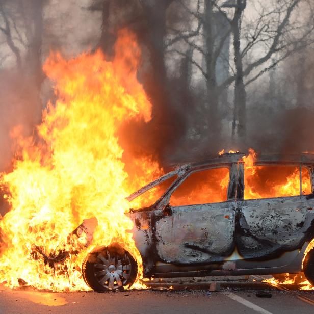 Brennende Autos als Problem für die Feuerwehr (Symbolbild)