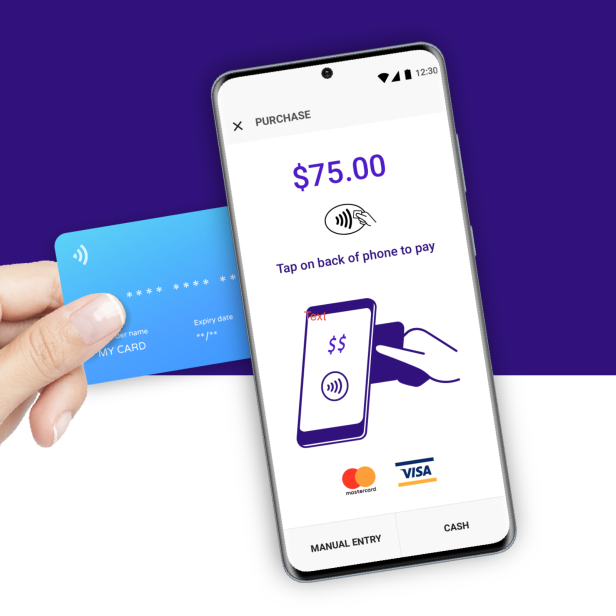 Eine Hand hält eine Kreditkarte neben ein Smartphone mit einer Zahlungsaufforderung über 75 Euro.