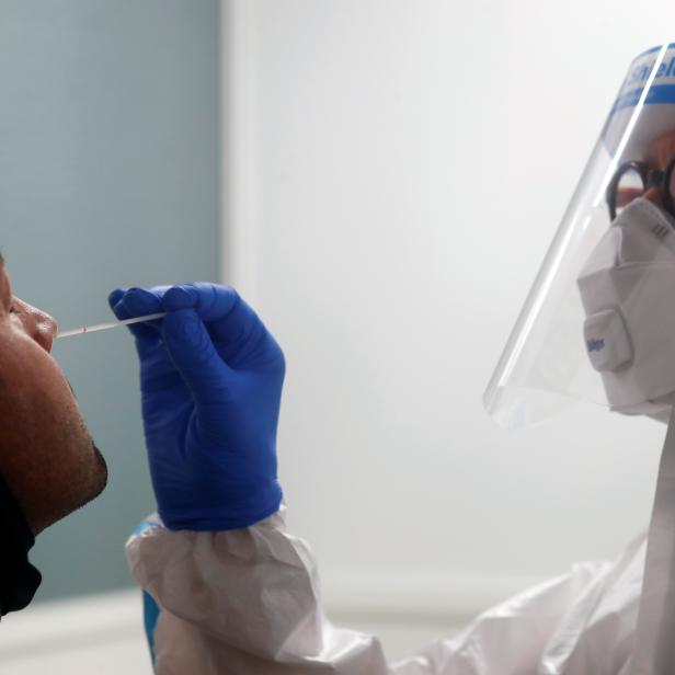 Ein Mann wird in einem Testzentrum auf Corona getestet.