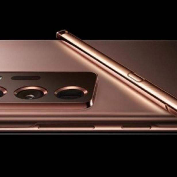 Ein roségoldenes Smartphone mit Stift auf einem schwarzen Hintergrund.