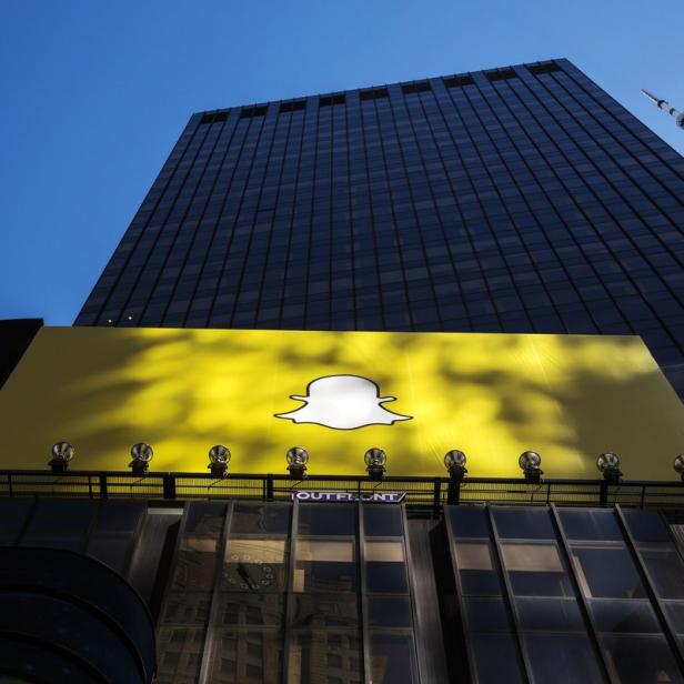 Das Snapchat-Logo über dem New Yorker Times Square