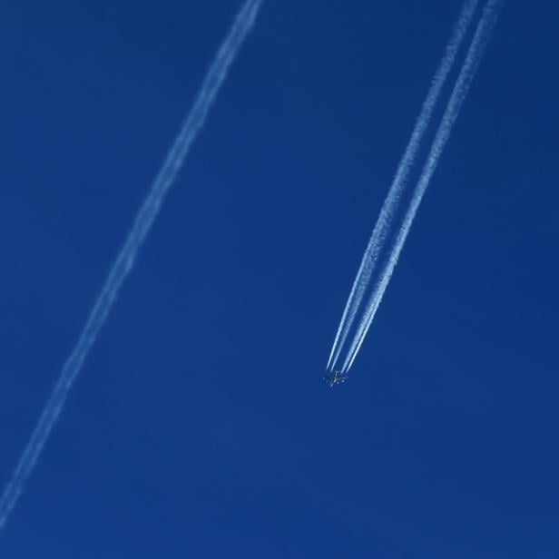 Flugzeug neben zunehmenden Mond