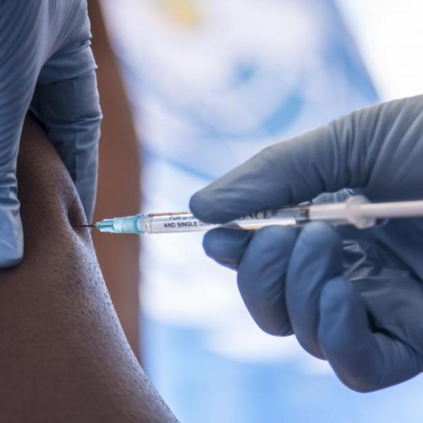 Eine Person erhält eine Impfung in den Oberarm.