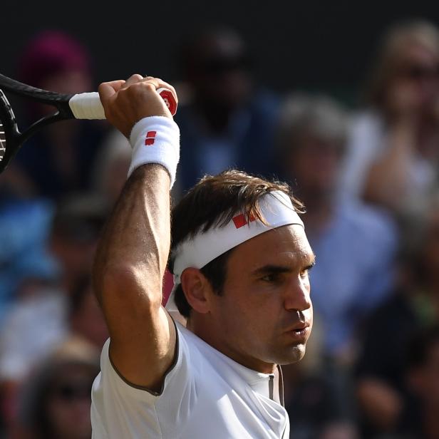 Roger Federer schlägt beim Tennisspiel auf.