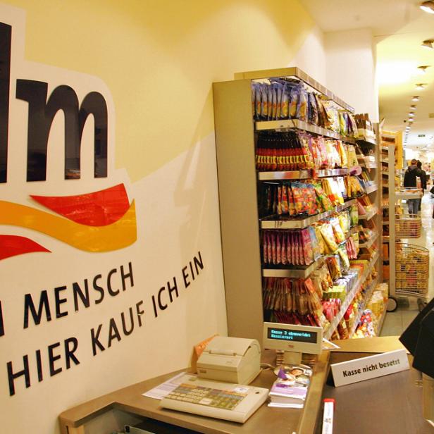 Innenansicht einer DM-Drogerie mit Kasse und Regalen voller Produkte.