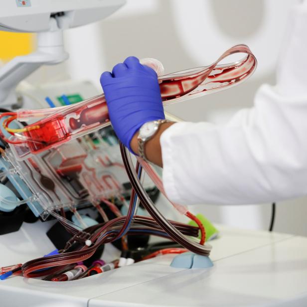 Phlebotomist Wilson nimmt ein Apherese-Kit auseinander, nachdem er während des Coronavirus-Ausbruchs (COVID-19) in Seattle Rekonvaleszentenplasma für eine experimentelle Behandlungsstudie verarbeitet hat.