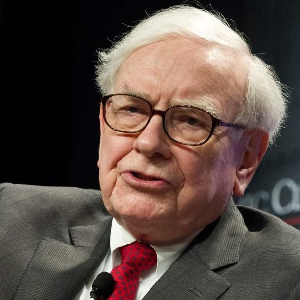 Warren Buffet gestikuliert