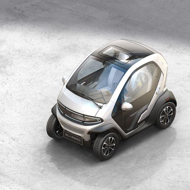 Ein silberfarbenes, elektrisches Kleinstauto der Marke Eli Zero steht auf einer Betonfläche.