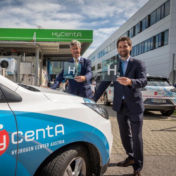 TU Austria Präsident Harald Kainz (li.) und HyCentA-Leiter Alexander Trattner vor der Grazer Wasserstofftankstelle