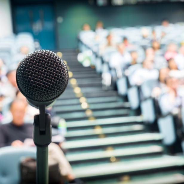 Microphone with Crowd