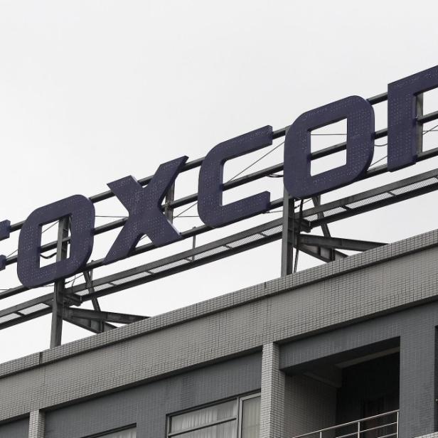 Das Foxconn-Logo auf dem Dach eines Gebäudes.