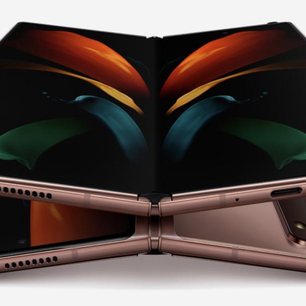 Ein zusammengeklapptes, roségoldenes Samsung Galaxy Z Fold 2 mit geöffnetem Bildschirm.