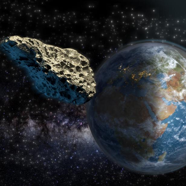 Ein Asteroid nähert sich der Erde vor einem Sternenhintergrund.