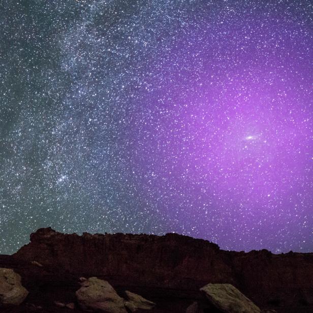 Künstlerische Darstellung des Andromeda-Halos von der Erde aus gesehen