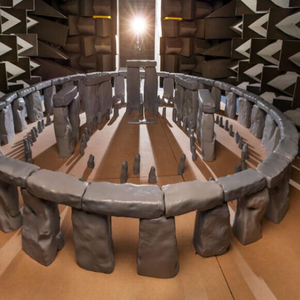 Eine Miniatur-Nachbildung von Stonehenge in einem schalltoten Raum.