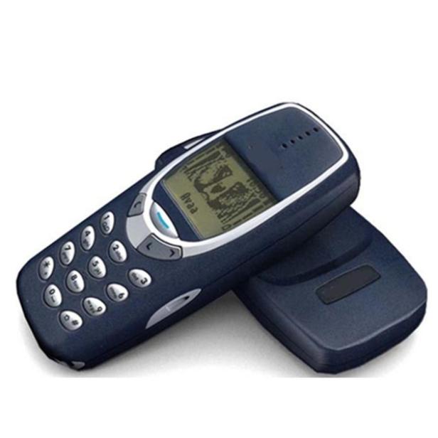 Ein blaues Nokia 3310 Mobiltelefon liegt auf einem Tisch.