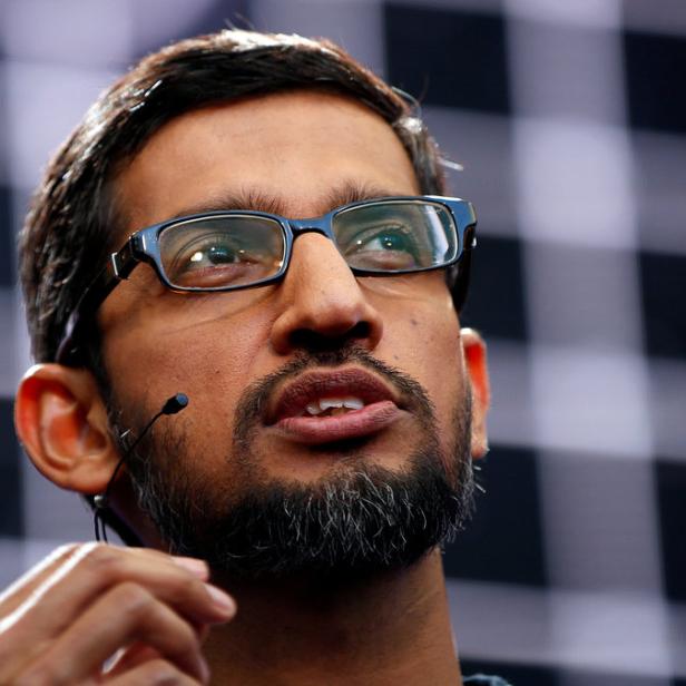 Sundar Pichai, CEO von Google, spricht vor einem karierten Hintergrund.
