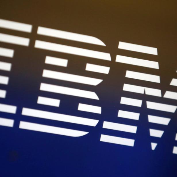 Das stilisierte Logo von IBM in Weiß vor einem blau-braunen Hintergrund.