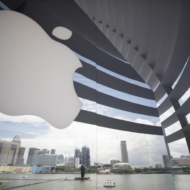 Ein Blick durch das Apple Marina Bay Sands auf die Skyline von Singapur.