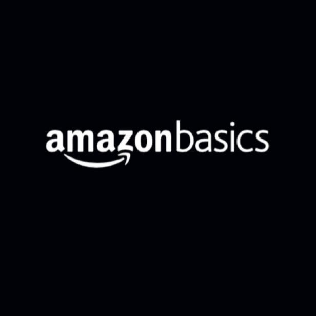 Das AmazonBasics-Logo auf einem schwarzen Hintergrund.