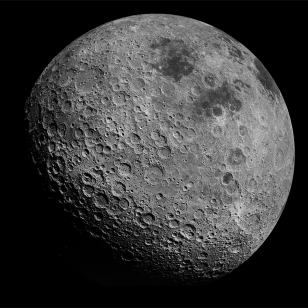 Nahaufnahme des Mondes mit vielen Kratern.