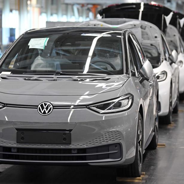 Ein grauer VW ID.3 steht in einer Produktionshalle neben anderen Autos.