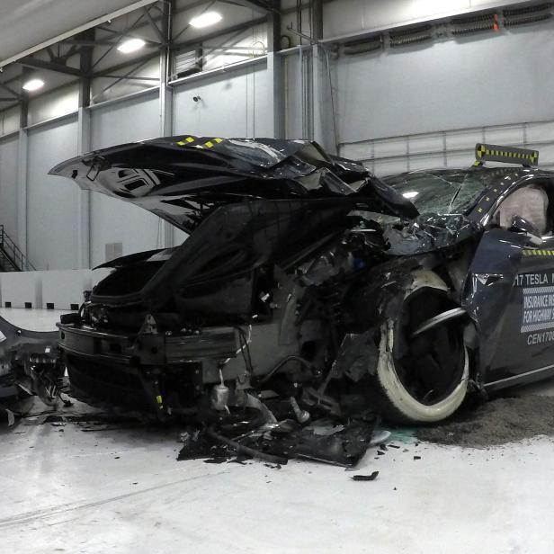 Ein Tesla bei einer Crash-Sicherheitsuntersuchung