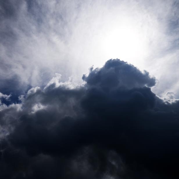 Dramatischer Himmel mit dunklen Wolken und hellem Sonnenlicht.