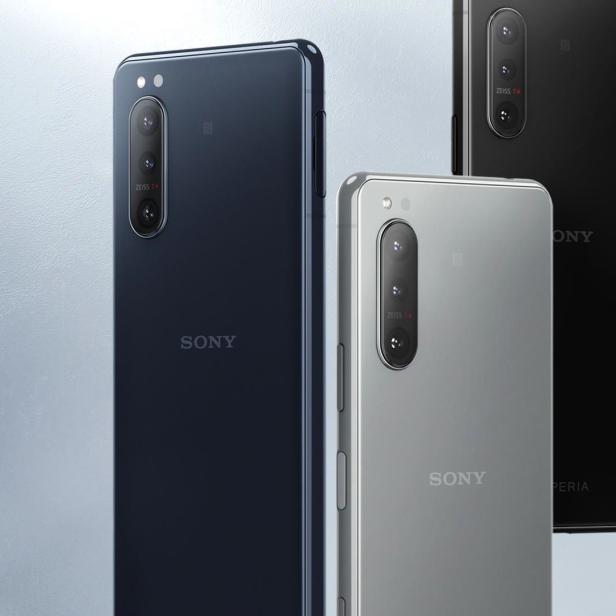 Drei Sony Xperia Smartphones in den Farben Schwarz, Grau und Blau stehen nebeneinander.