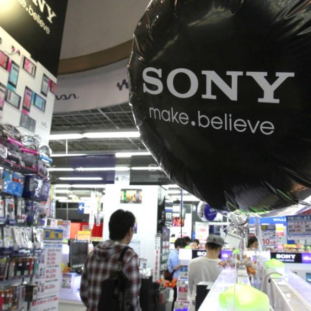 A balloon with a logo of Sony Corp is pictured at an electronics store in Tokyo October 23, 2012. Sony Corp is likely to say it returned to an operating profit for July-September after it sold a chemicals business, but investors still aren&#039;t sure a consumer electronics revamp will deliver the profit growth the group seeks. Picture taken October 23, 2012. REUTERS/Yuriko Nakao (JAPAN - Tags: BUSINESS)