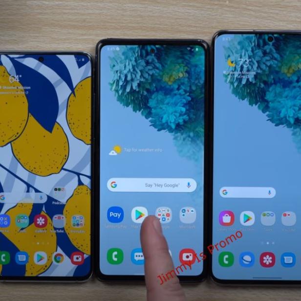 Drei Samsung Galaxy Smartphones stehen nebeneinander auf einem Tisch.