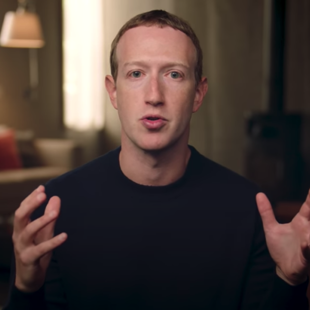 Mark Zuckerberg gestikuliert vor einem Wohnzimmerhintergrund.