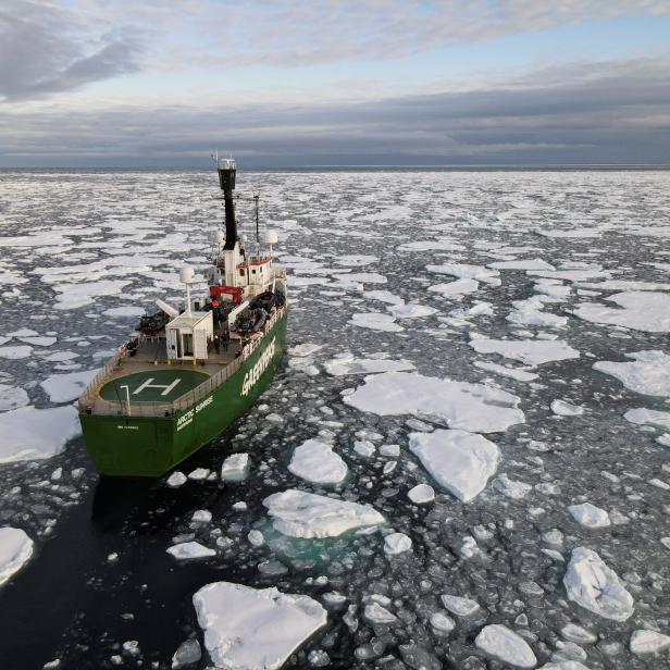 Das Schiff Arctic Sunrise von Greenpeace navigiert durch das treibende Eis im Arktischen Ozean.