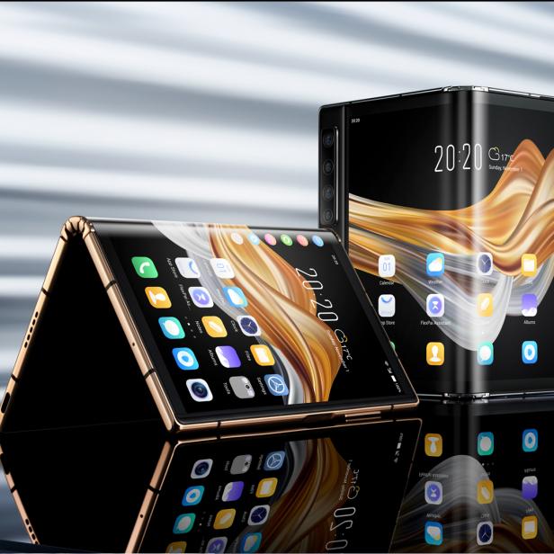 Zwei faltbare Smartphones mit goldenem Rahmen zeigen den Startbildschirm.