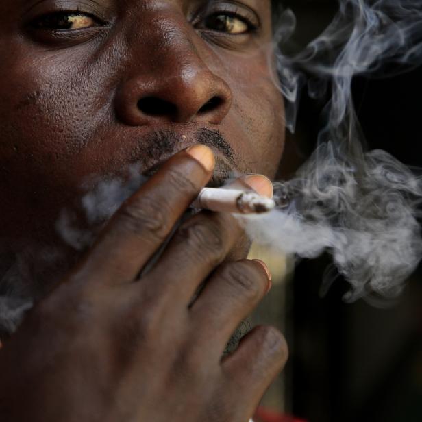 Cigarette smokers in Abidjan