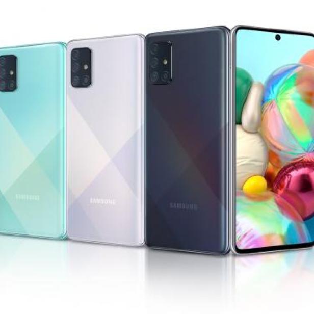 Vier Samsung Galaxy A71 Smartphones in verschiedenen Farben stehen nebeneinander.