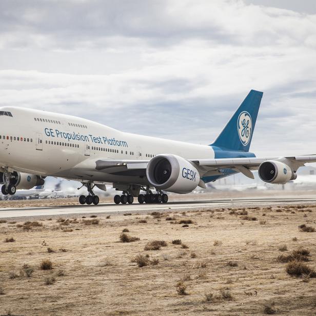 Boeing 747 mit einem riesigen GE9X Triebwerk, das zu Testzwecken montiert wurde